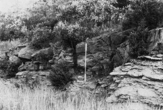 Black and white photo of sandstone cutting into Stoner Ls Mbr.