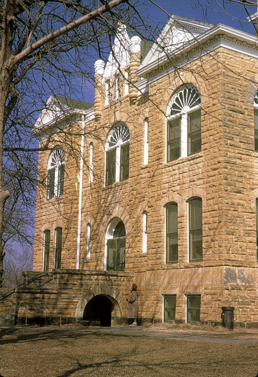 LC-County-Courthouse-1899