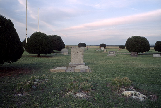 WA-graves-and-buffalo-grass