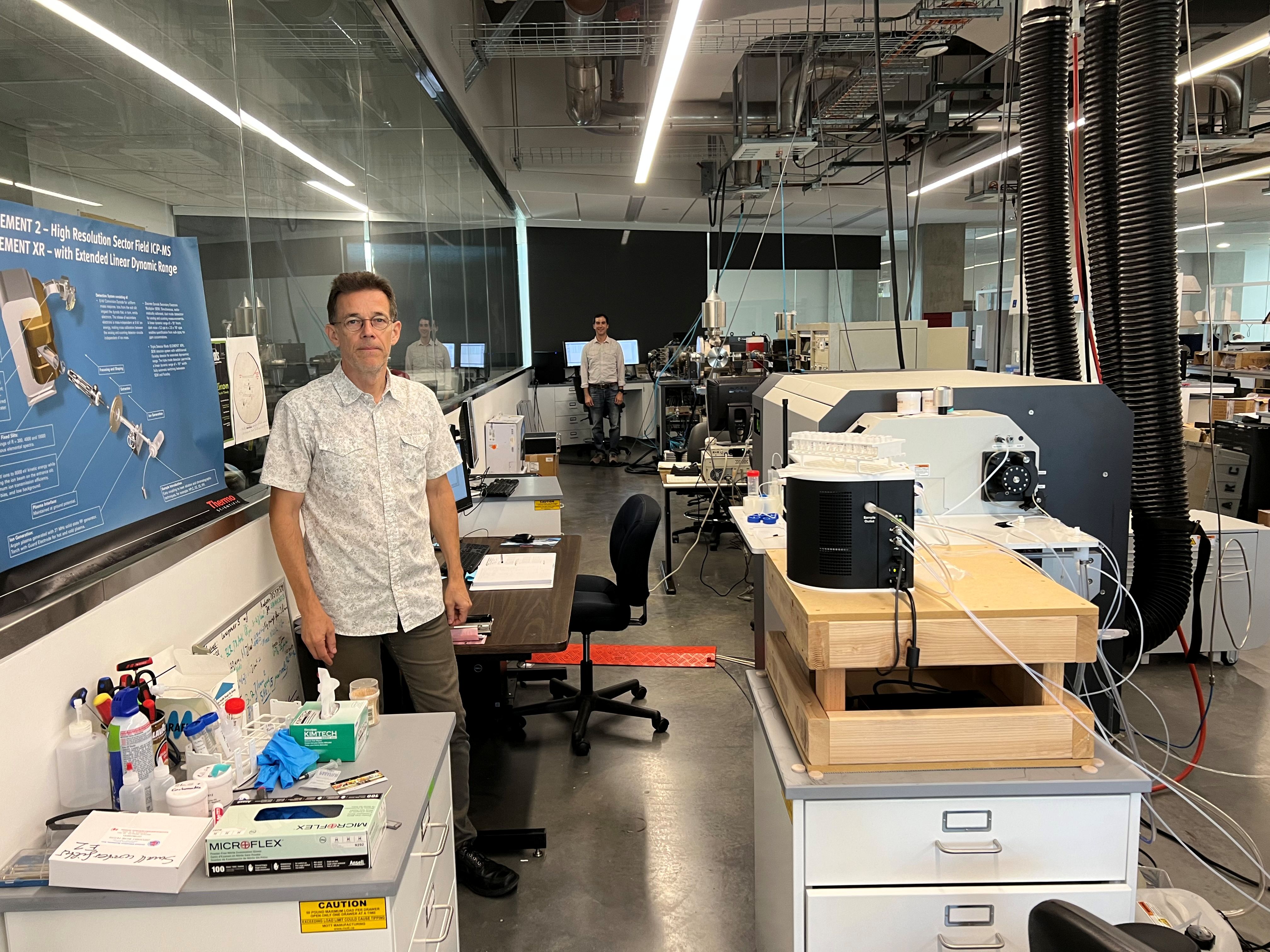 Andreas Möller and Noah McLean at the Isotope Geochemistry Laboratory 