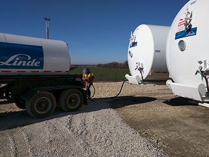A Linde driver uses two hoses to connect to the CO2 storage tank. One for liquid and one for vapor return.