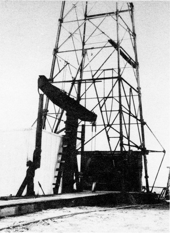 Black and white photo of Roubach No. 1 pumping oil.