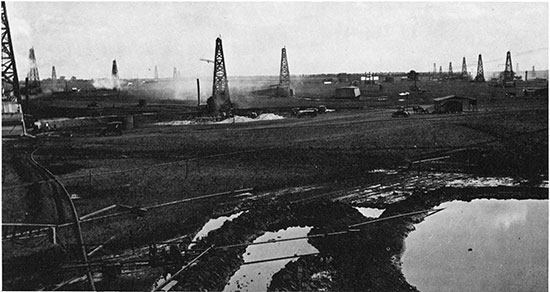 Black and whote photo of the El Dorado Oil Field in 1917.