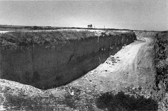 Black and white photo of Gilman Canyon Fm in new trench in landfill.