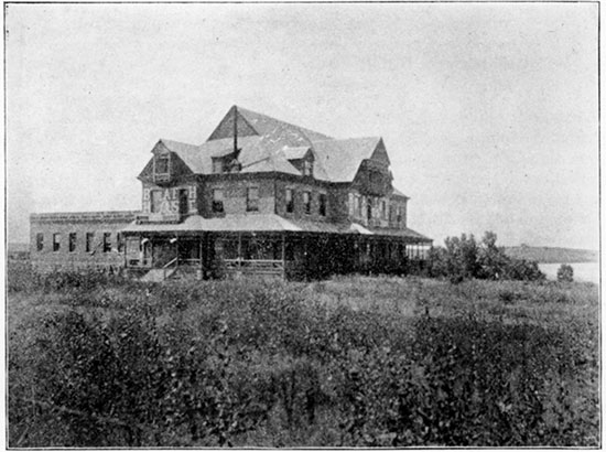 Black and white photo of Bath-house Hotel, Geuda Springs.