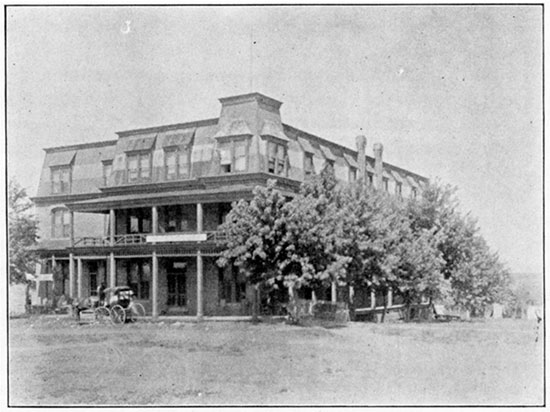 Black and white photo of Hotel Geuda.